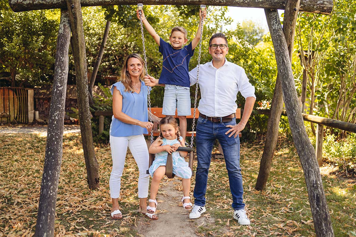 Stefan Hattenbach mit Ehefrau und seinen beiden Kindern. Stefan Hattenbach mit Ehefrau und seinen beiden Kindern.