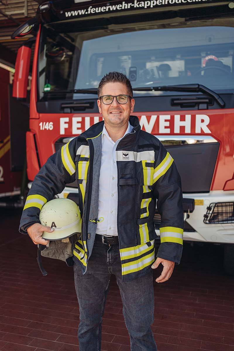 Stefan Hattenbach vor Feuerwehrauto Stefan Hattenbach vor Feuerwehrauto