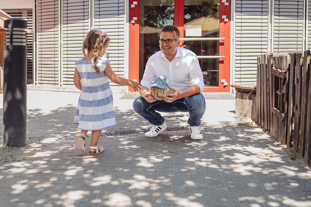 Stefan Hattenbach vor dem Kindergarten mit Kind Stefan Hattenbach vor dem Kindergarten mit Kind