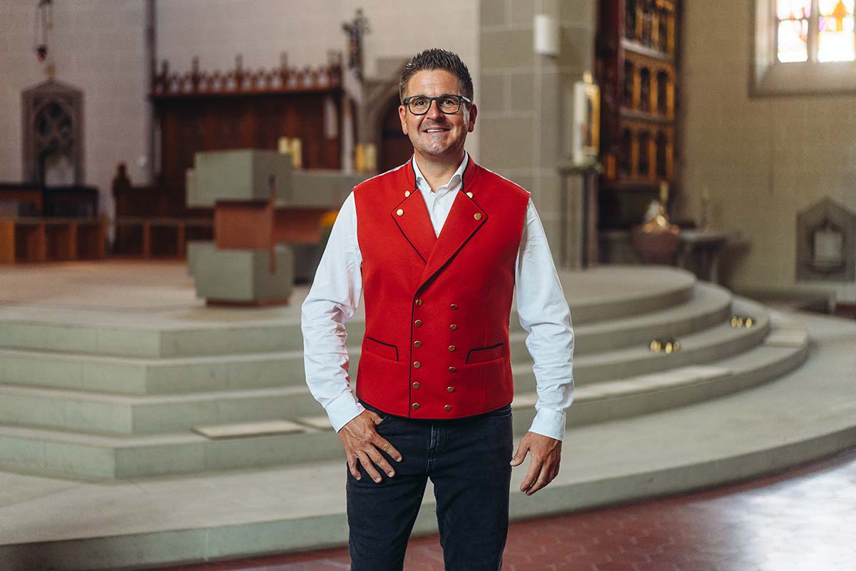 Stefan Hattenbach trägt Tracht in der Kirche Stefan Hattenbach trägt Tracht in der Kirche