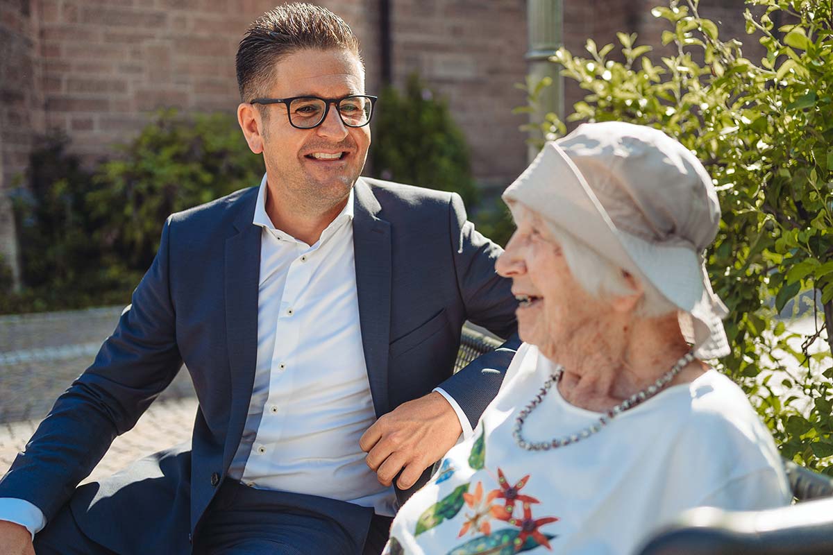 Stefan Hattenbach im Gespräch mit einer rüstigen Rentnerin Stefan Hattenbach im Gespräch mit einer rüstigen Rentnerin