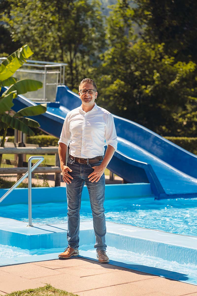 Stefan Hattenbach im Schwimmbad vor der Rutsche Stefan Hattenbach im Schwimmbad vor der Rutsche