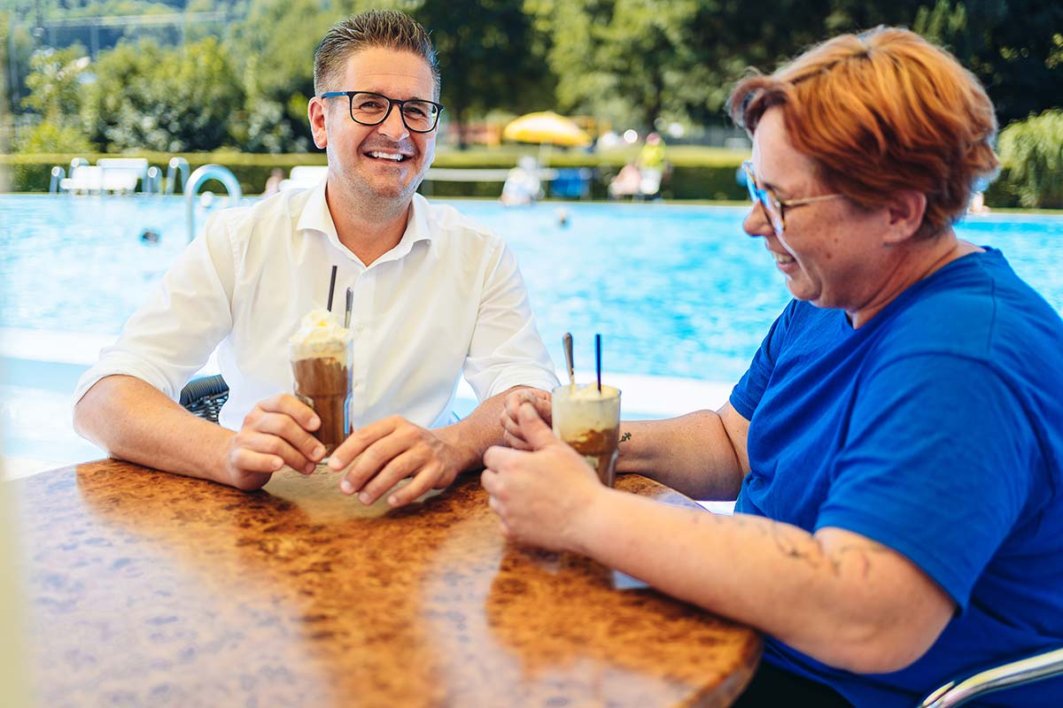 Stefan Hattenbach im Gespräch im Schwimmbadkiosk Stefan Hattenbach im Gespräch im Schwimmbadkiosk